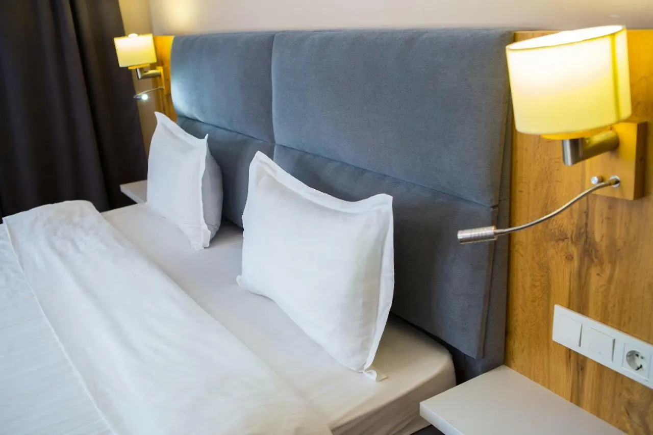 Keremet Hotel Alma-Ata 3*,